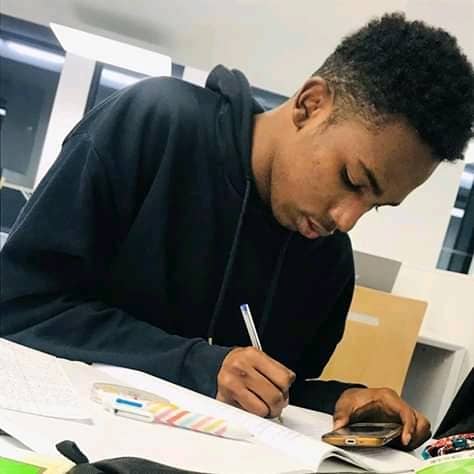 Étudiant accompagné dans la réussite de son mémoire